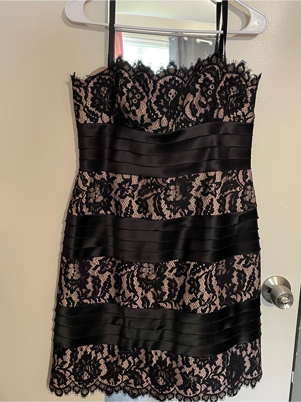 BCBGMAXAZRIA Womens short above the knee dress w/black lace & ribbon size 12